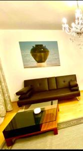 a living room with a couch and a large vase at Weimar Cityappartement in Weimar