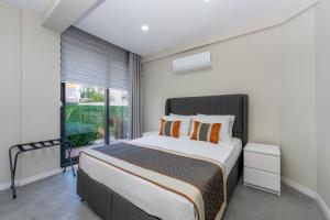 ein Schlafzimmer mit einem Bett und einem großen Fenster in der Unterkunft Lara Smart Aparts in Antalya + 49 Fotos
