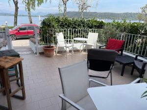 a group of chairs and tables on a patio at La Casetta 115 fronte lago in Castelletto sopra Ticino