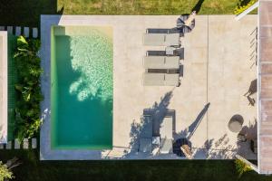 an overhead view of a swimming pool with chairs and a pool at Villa Vintage, By Home Match in Azeitao