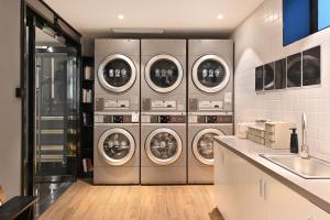 a bunch of washing machines in a kitchen at 北京三里屯天安门亚朵酒店 in Beijing