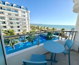 a balcony with chairs and a view of the ocean at Elko Apartments & Rooms in Golem