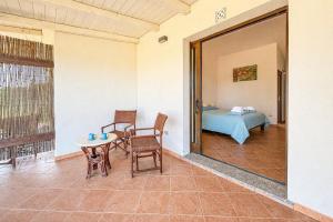 a room with a table and chairs and a bed at Tegghja Country Suites in Rena Majore