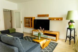 a living room with a couch and a table at Ferienwohnung Otto in Pegnitz