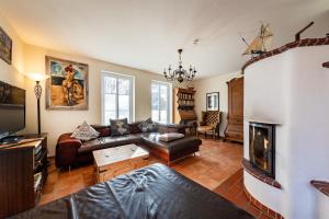 a living room with a couch and a fireplace at Alte Büdnerei 1 Abeking-Haus in Althagen
