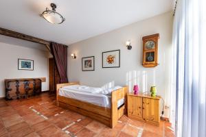 a bedroom with a bed and a clock on the wall at Alte Büdnerei 1 Abeking-Haus in Althagen