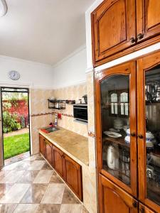 eine Küche mit Holzschränken und einer Arbeitsplatte in der Unterkunft Villa Eden Atlas Ourika in Sbiti