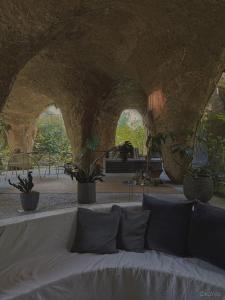 ein weißes Sofa in einem Raum mit Bögen in der Unterkunft maison owl in Ube + 12 Fotos