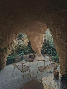 ein Esszimmer mit Tisch und Stühlen in einer Höhle in der Unterkunft maison owl in Ube