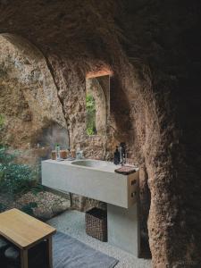 ein Badezimmer mit Waschbecken in einer Höhle in der Unterkunft maison owl in Ube