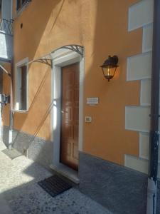a door on the side of a building at Appartamento Vecchia Domo in Domodossola