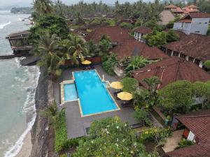 an aerial view of a house with a swimming pool and the ocean at Villa Riens Dream in Karangasem