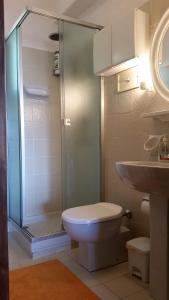 フィナーレ・リーグレにあるCollina e Mareのバスルーム(シャワー、トイレ、シンク付)