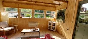 ein Wohnzimmer mit Sofa und Tisch in der Unterkunft Der Gimpel in Harzgerode