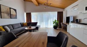 ein Wohnzimmer mit Sofa und Tisch in der Unterkunft Waterside SPA Hotel in Ognyanovo