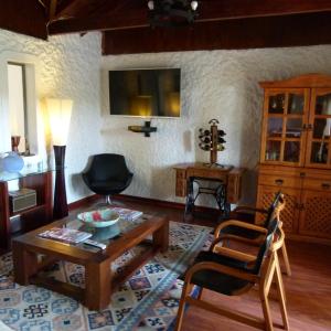 a living room with a table and two chairs at Casa Calfu in Santa Cruz