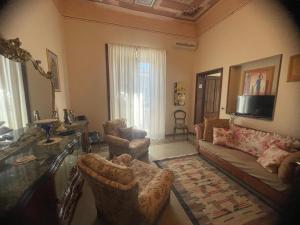 a living room with a couch and chairs at Mappet B&B in Melito di Porto Salvo