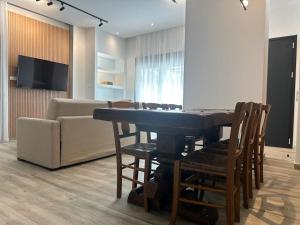 ein Wohnzimmer mit Tisch, Stühlen und Sofa in der Unterkunft Aspa Holidays in Kos-Stadt