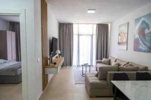 a living room with a couch and a bed at Salt & Serenity Apartment in Orikum