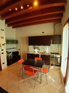 a kitchen with a table and chairs in a room at Dietro la piazza in Marostica