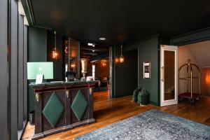 a living room with green walls and a bar at Maison Maubreuil in Nantes