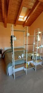 a bedroom with bunk beds in a wooden ceiling at Casa del Moro al Sacro Monte app1 in Varese