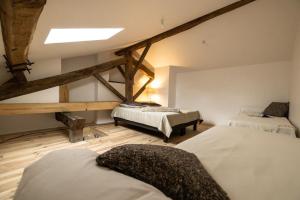 a attic room with two beds and a loft at Le gîte d'etxerria in Arhansus