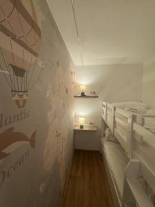 ein kleines Zimmer mit zwei Betten und einer Wand mit einer Karte in der Unterkunft P-Hosting S3 in Schlier + 5 Fotos