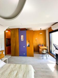 a room with a bed and a table and a kitchen at Vernazza Vacation in Vernazza