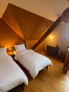 two beds in a room with a attic at Maison Maragelie in Westhoffen