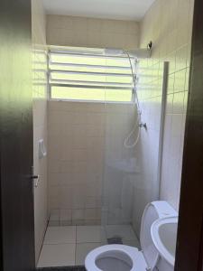 a bathroom with a toilet and a sink at Casa de campo em meio a natureza in Araras Petropolis +30 photos