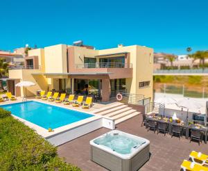 a villa with a swimming pool and a house at Villa Bahamas - Jacuzzi e piscina aquecível em Armação de Pêra in Armação de Pêra