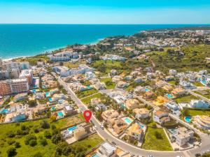 an aerial view of a city and the ocean at Villa Bahamas - Jacuzzi e piscina aquecível em Armação de Pêra in Armação de Pêra
