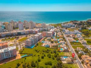 an aerial view of a city next to the ocean at Villa Bahamas - Jacuzzi e piscina aquecível em Armação de Pêra in Armação de Pêra