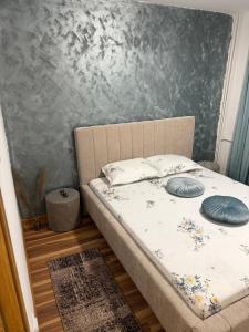 a bed with two pillows on it in a bedroom at Apart1 in Drobeta-Turnu Severin