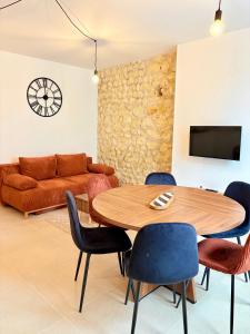 a living room with a table and chairs and a couch at Le Boudoir in Amboise