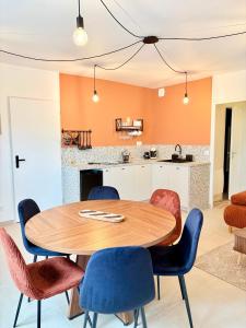 a kitchen and dining room with a wooden table and chairs at Le Boudoir in Amboise