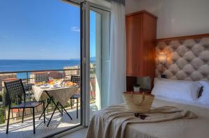 a bedroom with a bed and a view of the ocean at Hotel Noris in Finale Ligure