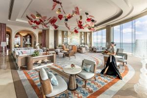 eine Darstellung einer Hotellobby mit einer Frau, die in einem Zimmer steht in der Unterkunft NUSTAR Hotel Cebu in Cebu City