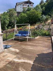 a swing bed sitting in a yard next to a fence at Casa Serena 2 in Scanno
