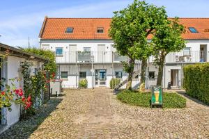 a cobblestone street in front of a building at Vigen ferielejligheder in Ebeltoft