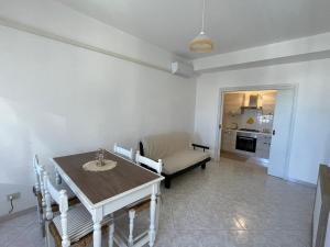 a kitchen and dining room with a table and chairs at Casa GIGIA in Sperlonga