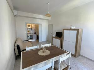 a living room with a dining table and a kitchen at Casa GIGIA in Sperlonga
