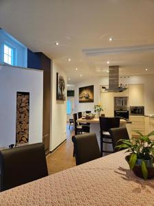 a kitchen and living room with a table and chairs at Die Haas-Villa in Berg