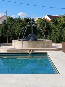 a swimming pool with a fountain in a yard at Jardim de Copas in Alcochete +42 photos