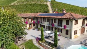 an aerial view of a house with a hedge at Casa Ressia in Alba