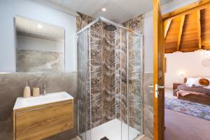a bathroom with a shower and a sink at Pinnettu Sa Rosa - Jacuzzi & Relax Deluxe in Quartu SantʼElena +26 photos