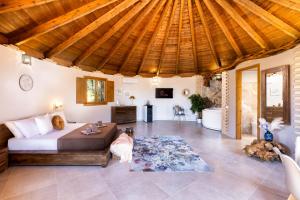 a living room with a bed and a wooden ceiling at Pinnettu Sa Rosa - Jacuzzi & Relax Deluxe in Quartu SantʼElena