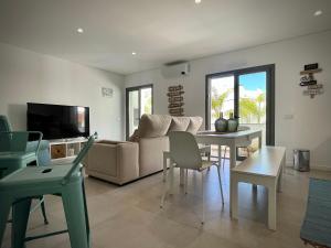 a living room with a couch and a table at Apt IM - With pool, wifi and parking in Pêra