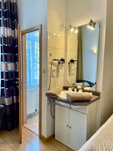 a bathroom with a sink and a mirror at Hotel Antoni in Bochum +27 photos